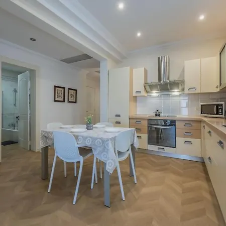 Sunny Side Apartment